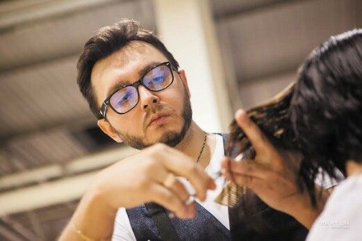 Алексей Ованов работает со стрижкой на мастер-классе